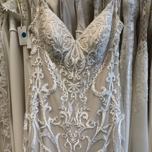 Ivory lace, fitted, triple off-the-shoulder strap - Picture 2 of 8